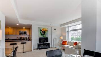 Luxury Apartment, 2 Bedrooms | In-room dining