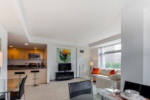 تناول الطعام داخل الغرفة