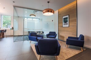 Lobby sitting area - Bluebird Suites near MIT (Cambridge)