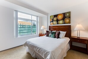Luxury Apartment, 2 Bedrooms | Premium bedding, individually decorated, individually furnished, desk - Bluebird Suites near MIT (Cambridge)