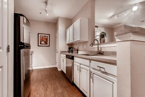 Luxury Apartment, 1 Bedroom | Private kitchen | Fridge, microwave, oven, stovetop - Bluebird Suites in Downtown Providence (Providence)