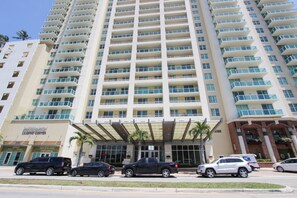 Pintu masuk properti