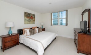 Individually decorated, individually furnished, desk, iron/ironing board - Bluebird Suites in Brickell (Miami)