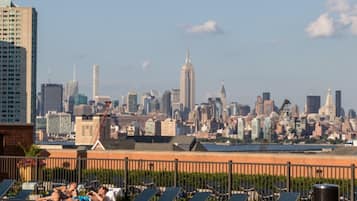 Kolam renang outdoor, dengan payung kolam renang dan kursi berjemur