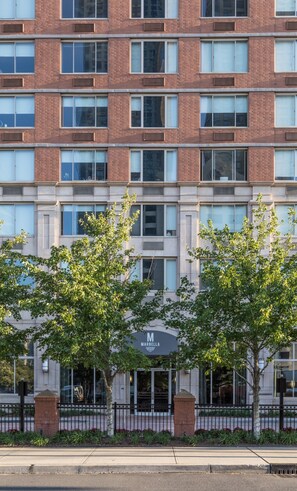 Exterior detail - Bluebird Suites near Newport Center (Jersey City)