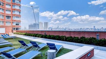 Piscine extérieure, parasols de plage, chaises longues