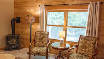 Deluxe Room, 1 King Bed, Jetted Tub, Garden View | Room amenity