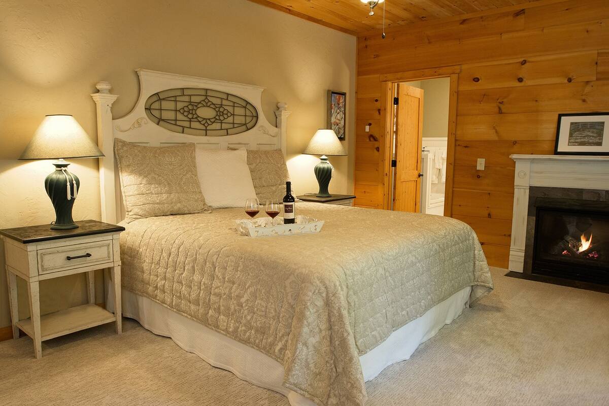 Deluxe Room, 1 King Bed, Jetted Tub, Garden View | Egyptian cotton sheets, premium bedding, pillowtop beds, blackout drapes