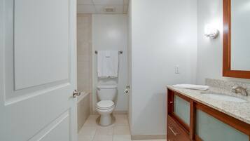 Departamento de lujo, 1 habitación | Baño | Tina con regadera, amenidades de baño gratuitas, secadora de cabello