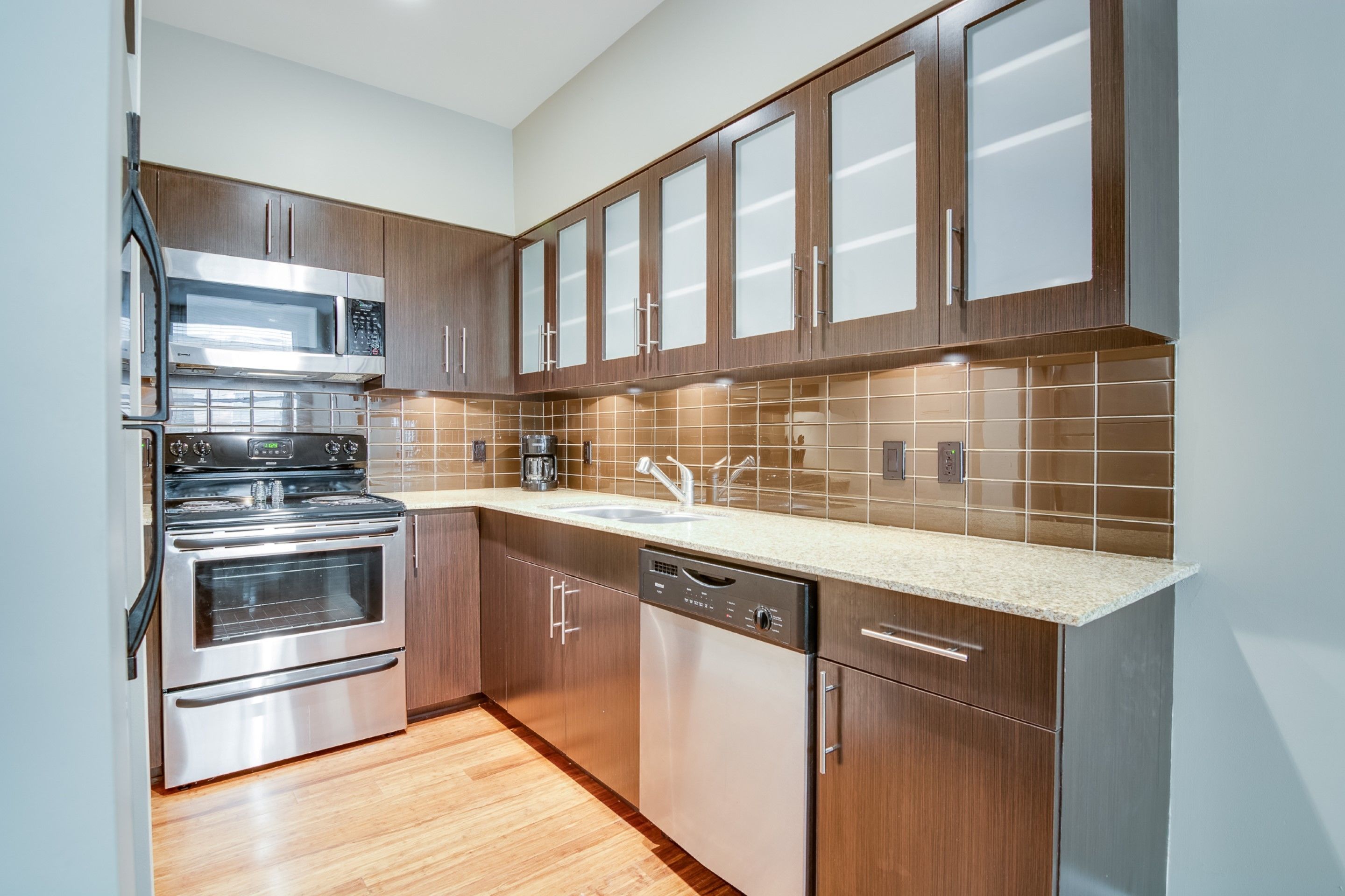 大型冰箱、微波爐、烤箱、爐台