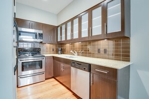 Großer Kühlschrank, Mikrowelle, Ofen, Herdplatte