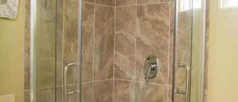 Douche, articles de toilette gratuits, sĂšche-cheveux