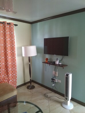 Escritorio, tabla de planchar con plancha, wifi gratis y ropa de cama 