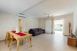 Apartemen Superior, 2 kamar tidur, balkon | Area keluarga | TV layar datar