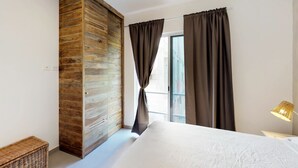 Apartamento superior, 2 quartos, sacada | 2 quartos, Wi-Fi de cortesia, roupa de cama
