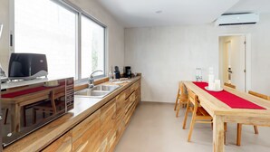 Apartamento superior, 2 quartos, sacada | Cozinha privada | Cafeteira/chaleira, geladeira grande, micro-ondas, fogão
