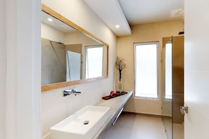 Superior-Apartment, 2 Schlafzimmer, Balkon | Badezimmer | Dusche, Handtücher