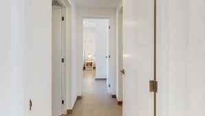 Apartamento superior, 2 quartos, sacada | 2 quartos, Wi-Fi de cortesia, roupa de cama