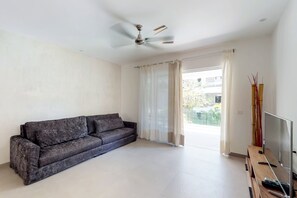 Apartemen Superior, 2 kamar tidur, balkon | Area keluarga | TV layar datar