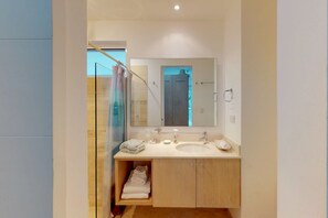 Apartment, 2 Schlafzimmer, Poolzugang | Badezimmer | Dusche, Handtücher