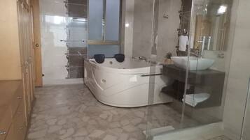 Junior Suite | 浴室 | 淋浴设施、旋水按摩花洒、免费洗浴用品、肥皂