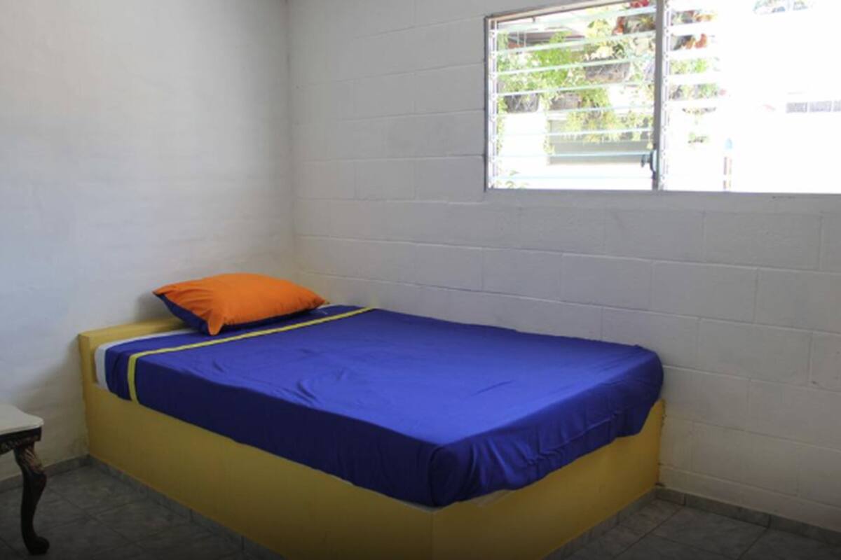 1 habitación, tabla de planchar con plancha y wifi gratis