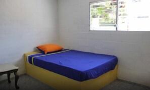 1 kamar tidur, didekorasi berbeda-beda, dan setrika/meja setrika