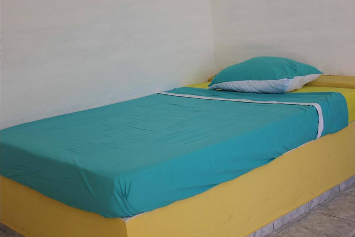 1 habitación, tabla de planchar con plancha y wifi gratis