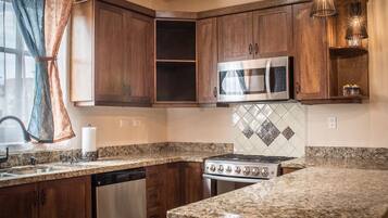 House, Mountain View | Private kitchen | Full-sized fridge, microwave, oven, stovetop