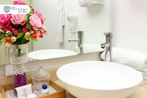 Douche, douche à « effet pluie », articles de toilette gratuits