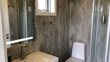 Stuga - utsikt mot bergen | Badrum | Dusch, gratis toalettartiklar, hårtork och handdukar