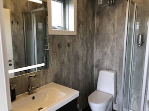 Cottage, Mountain View | Bathroom | Shower, free toiletries, hair dryer, towels