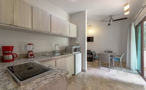 Refrigerador, microondas, cafetera y tetera y utensilios de cocina 