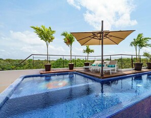 Piscina all'aperto, una piscina in terrazza