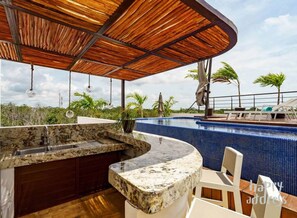 Bar en bord de piscine