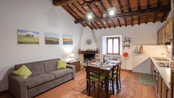 Appartement Confort, cuisine, vue vallée | Coin séjour | Télévision à écran plat de 30 pouces avec chaînes par câble, télévision