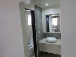 Basic Room, 1 Double Bed | Bathroom | Shower, rainfall showerhead, free toiletries, towels - Hotel Los Pinos (Bocoyna)