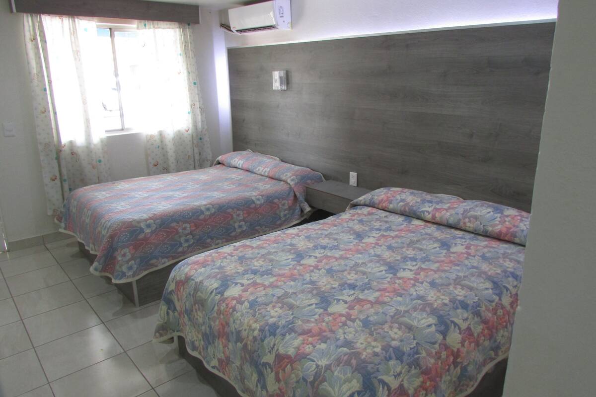 Standard-Vierbettzimmer, 2 Doppelbetten | Schreibtisch, kostenloses WLAN, Bettwäsche