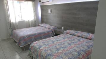 Habitación cuádruple estándar, 2 camas matrimoniales | Escritorio, wifi gratis y ropa de cama