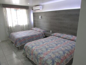 Standard-Vierbettzimmer, 2 Doppelbetten | Schreibtisch, kostenloses WLAN, Bettwäsche