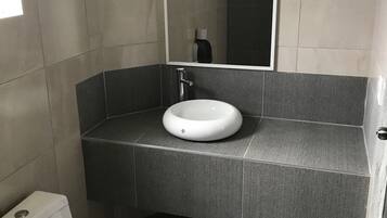 Habitación triple estándar, varias camas | Baño | Regadera, regadera tipo lluvia, amenidades de baño gratuitas, toallas