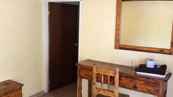 Escritorio, wifi gratis y ropa de cama