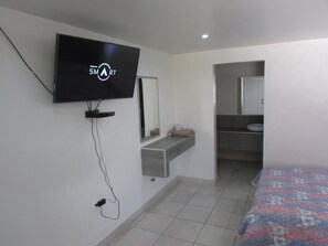 Habitació quàdruple estàndard, 2 llits dobles | Escriptori, wifi gratuïta i roba de llit 