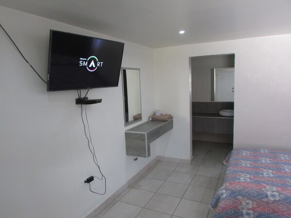 Standard Quadruple Room, 2 Double Beds | Desk, free WiFi, bed sheets - Hotel Los Pinos (Bocoyna)