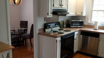 Deluxe House, Multiple Beds, Non Smoking | Private kitchen | Full-sized fridge, microwave, oven, stovetop