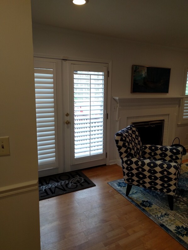 Living room - University City Guest House (Charlotte)