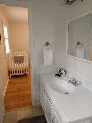 Deluxe House, Multiple Beds, Non Smoking | Bathroom