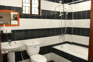 Nhà cơ bản, 4 phòng ngủ | Phòng tắm | Vòi sen/bồn tắm kết hợp, đồ dùng nhà tắm miễn phí, máy sấy tóc 