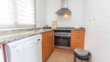 Penthouse Panoramique, 2 chambres, terrasse, vue mer | Cuisine privée | Réfrigérateur, cafetiÚre/bouilloire, bouilloire électrique, chaise haute