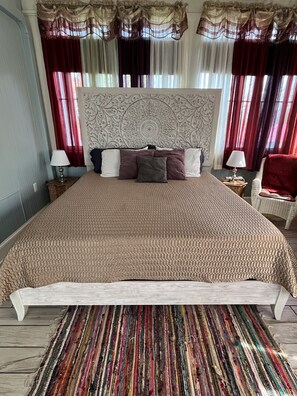 尊荣客房, 1 张特大床, 花园景观 | 记忆海绵床垫、特色装修、特色家居、办公桌